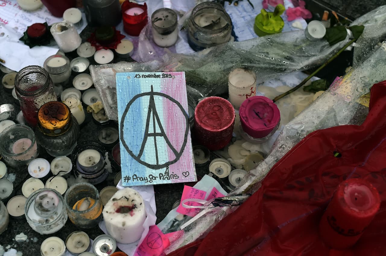 Velas y la frase "Oren por París" son parte del homenaje a las víctimas en Estrasburgo, al este de Francia.