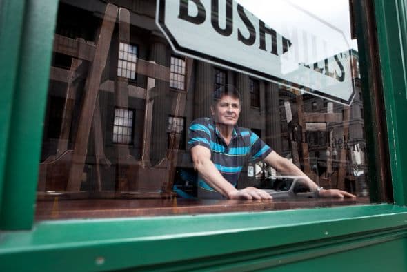 Asimismo, en la localidad de Watertown, donde se buscaba a uno de los sospechosos del atentado de la maratón, se pidió a los residentes que se refugiaran en sus casas, no salieran a la calle, que no circularan en vehículos y no abrieran sus negocios.