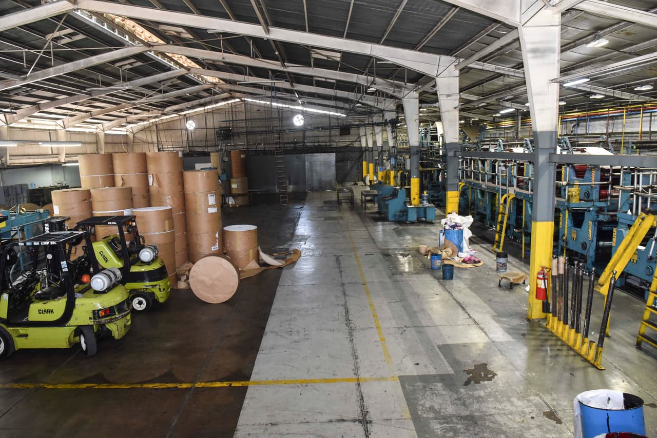 El cierre del diario La Prensa parece inminente. En la bodega, que antes rebosaba de papel, hoy solo se ven unas cuantas bobinas.