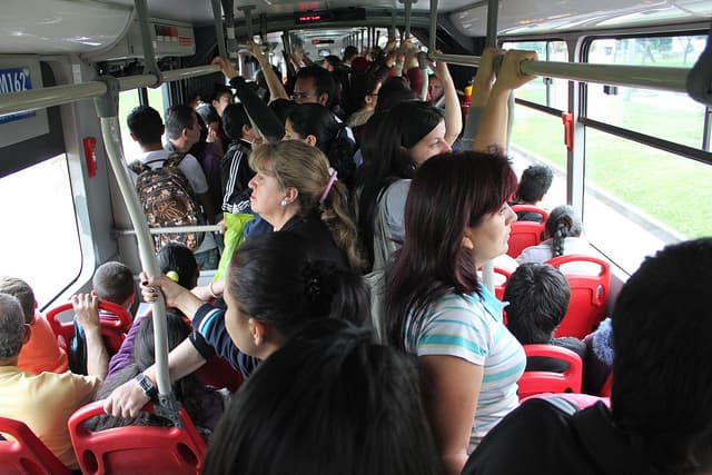 Dentro de un bus del sistema Transmilenio.