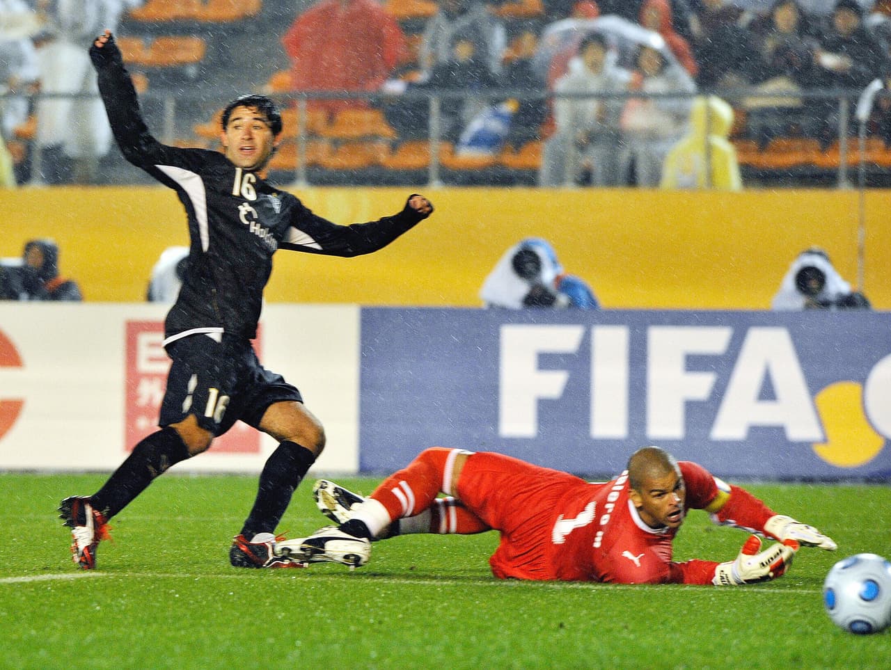 Ya en semifinales, Pachuca tuvo que enfrentar a la Liga de Quito –campeón de la Libertadores– que lo superó por 2-0 con goles de Claudio Bieler y Luis Bolaños.