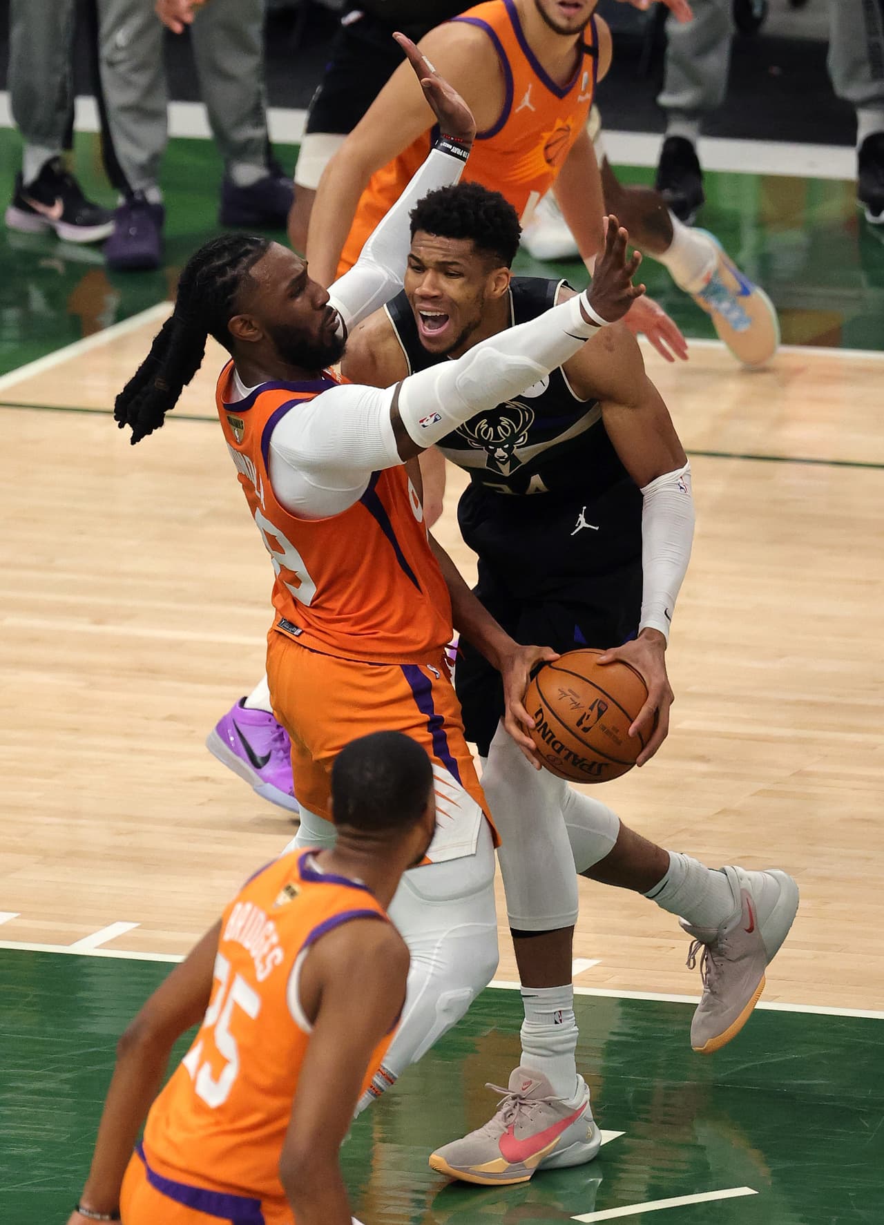 Giannis Antetokounmpo # 34 de los Milwaukee Bucks es defendido por Jae Crowder # 99 de los Phoenix Suns.