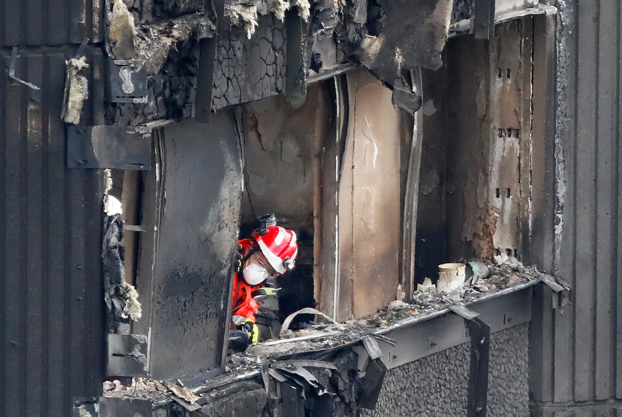 Las autoridades aún no han determinado qué pudo causar el incendio y cómo se extendió a lo largo de la torre. La investigación criminal sobre el suceso incluirá una revisión de las remodelaciones realizadas en el edificio en el año 2016.