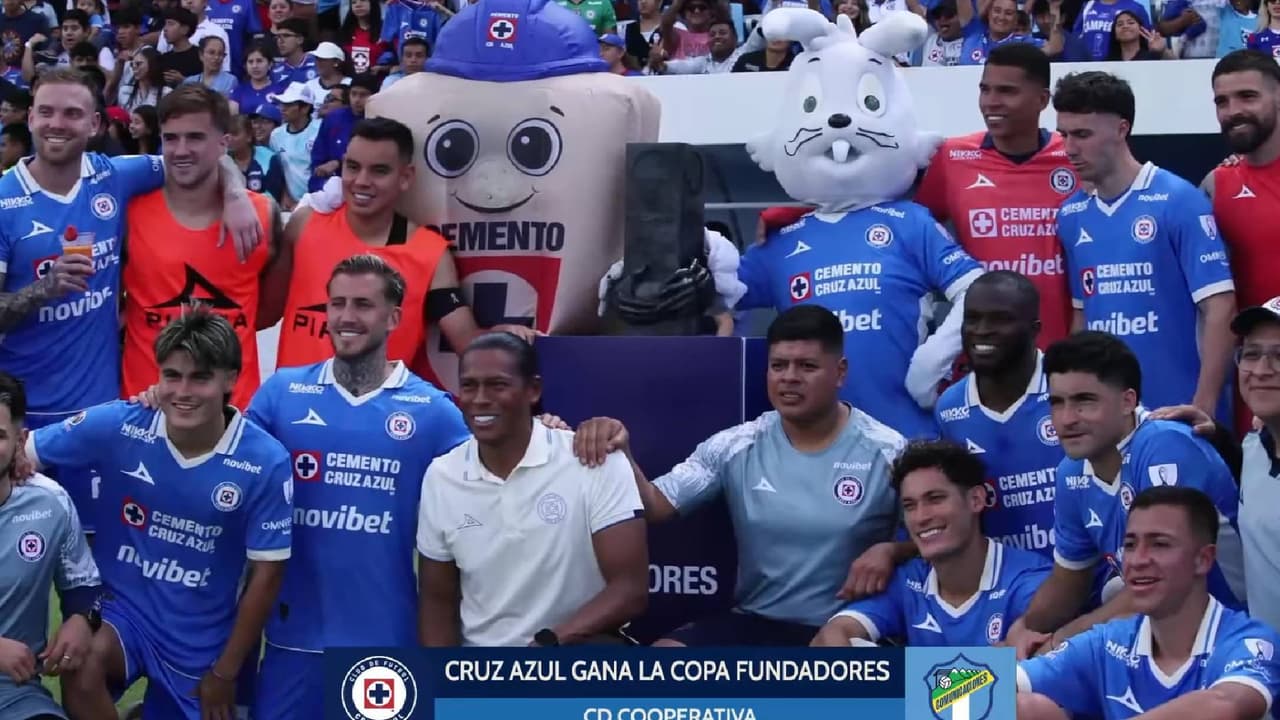 Cruz Azul levanta la Copa Fundadores tras golear 6-0 al Comunicaciones