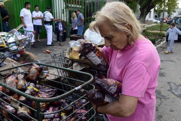 "Acá estamos todos abrazando a los que perdieron todo. Los jóvenes se están integrando cada vez más a esto, más allá del pensamiento religioso, político, seas punk o lo que sea", dijo a la AFP Yamila Anze, 26 años, con vestimenta negra y ojos pintados de violeta.
