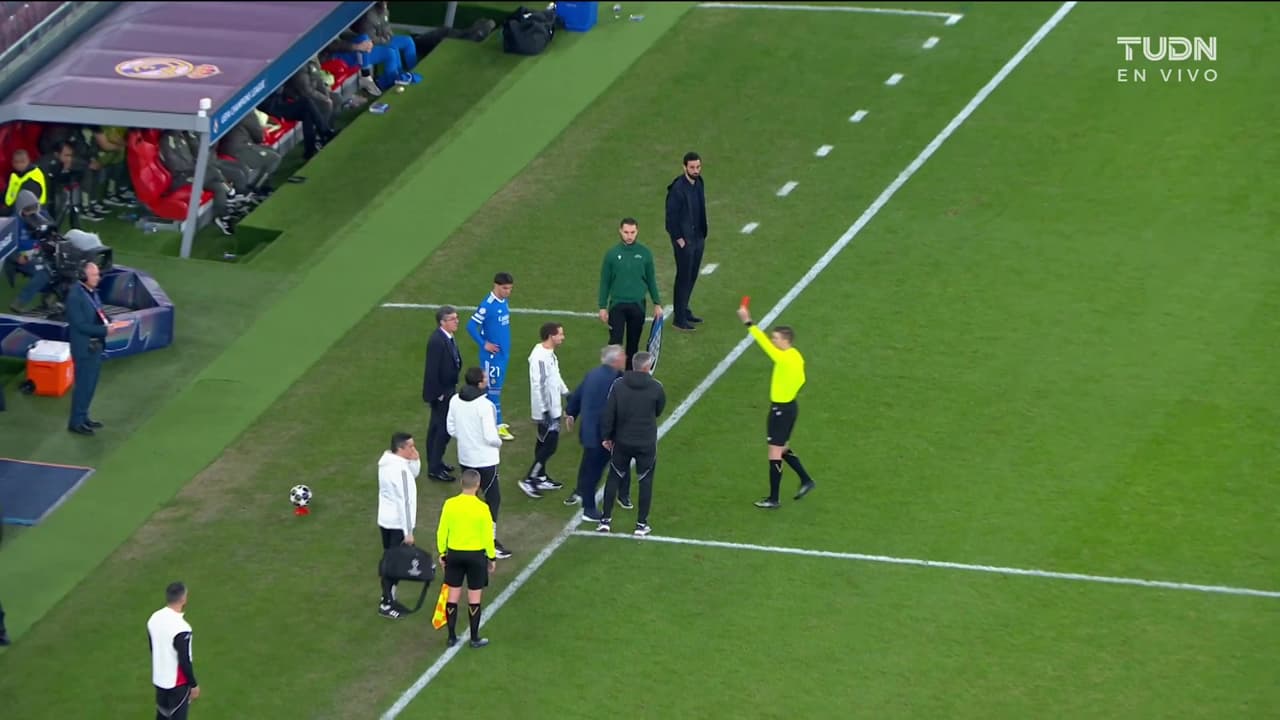 ¡Tarjeta roja a Mourinho! El técnico del Benfica reclamaba la expulsión de Vini