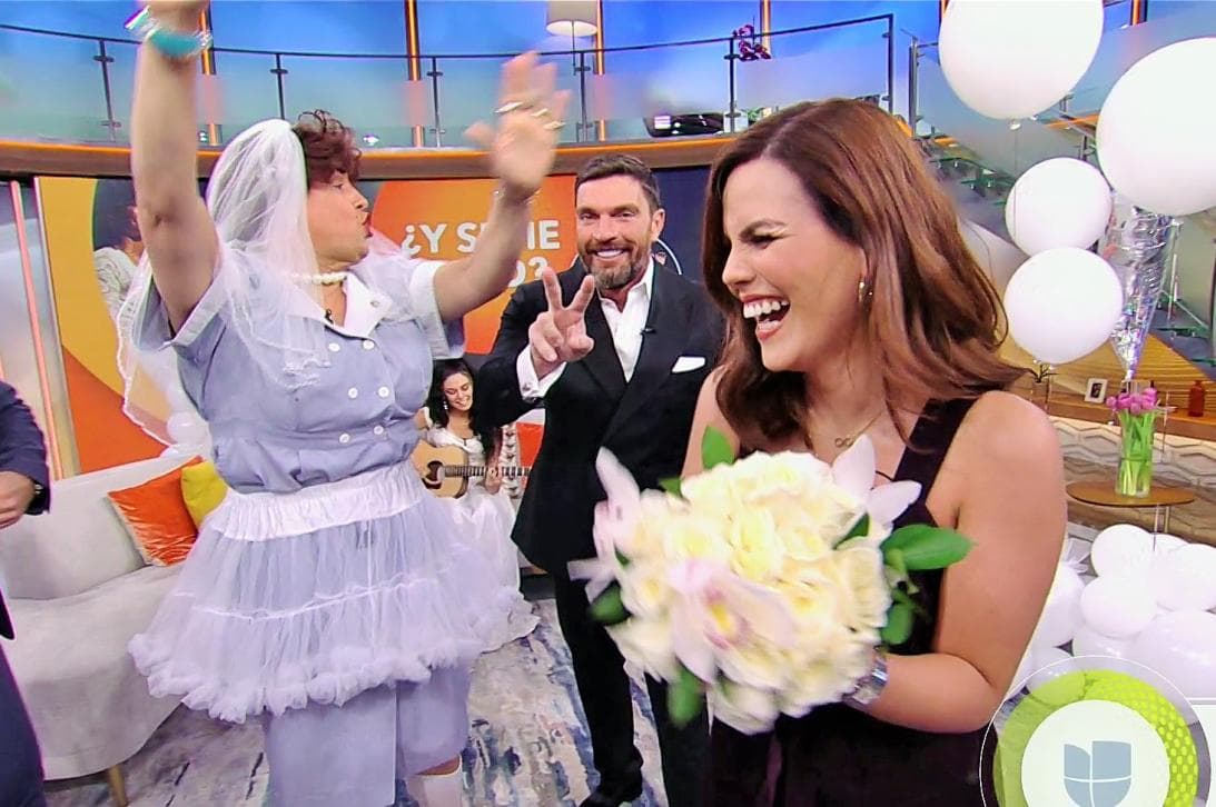 En una visita que tuvo la conductora a Despierta América en octubre pasado, fue testigo de la ‘boda’ entre doña Meche y Julián Gil. En esa ocasión, terminó siendo la afortunada que
<b><a href="https://www.univision.com/shows/despierta-america/karina-banda-se-casa-cacho-el-ramo-de-novia-de-dona-meche-y-solo-nos-falta-saber-del-novio-fotos">atrapó el ramo</a></b> de la 'novia'.