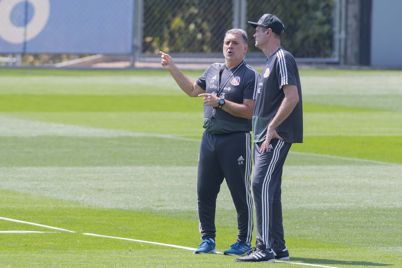 El argentino Gerardo Martino, técnico de la 
<b>Selección Mexicana</b>, realiza ajustes con los 
<a href="https://www.univision.com/deportes/futbol/mexico/los-rostros-de-gerardo-tata-martino-en-la-rueda-de-prensa-de-cara-a-la-copa-oro-fotos" target="_blank">jugadores de su convocatoria</a> para la 
<b>Copa Oro</b>, su primer reto en un torneo oficial con el 'Tri'.