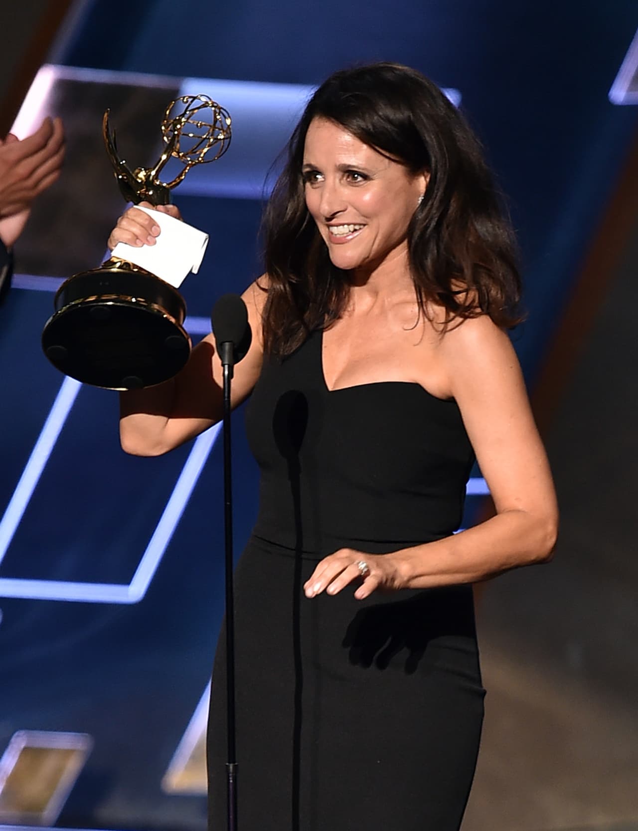 Julia Louis-Dreyfus con una gran sonrisa recibiendo su premio como Mejor Actriz de Serie de Comedia gracias a su trabajo en 'Veep'.