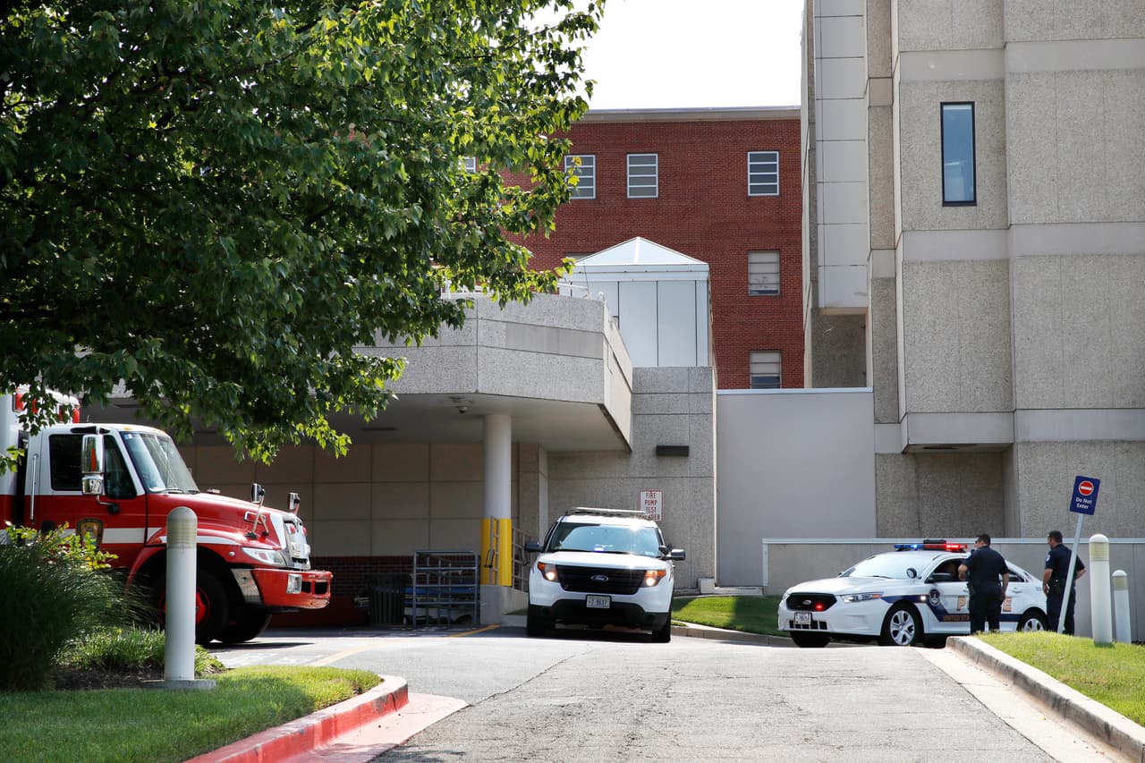 Los agentes de la Policía del Capitolio custodian el hospital MedStar Washington Hospital Center en Washington, luego del tiroteo en el campo de béisbol de Alexandria.