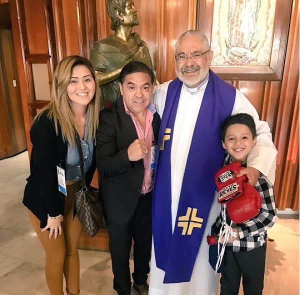 La relación de 'Gomita' con su suegro es muy buena, de hecho lo acompañó en su fiesta de cumpleaños realizada hace unos meses en la Ciudad de México.