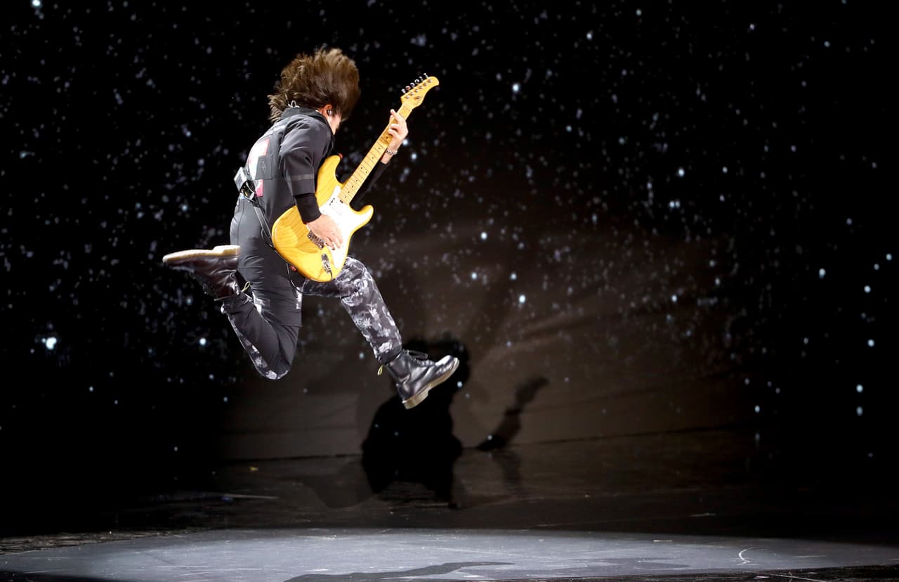 ¿Emocionado? No, lo que le sigue. El cantautor colombiano Juanes, reconocido con el
<b><a href="https://www.univision.com/shows/latin-grammy/juanes-demuestra-con-la-camisa-negra-y-otros-de-sus-exitos-por-que-fue-la-persona-del-ano-en-latin-grammy-video">Latin GRAMMY a Persona del Año</a></b>, saltó durante su actuación en la ceremonia.