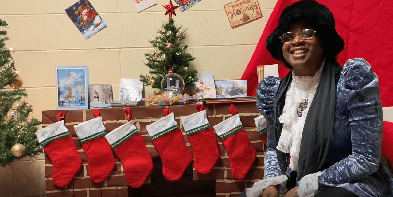 Noche virtual de manualidades. Puede agregar un toque personal a sus obsequios haciendo su propio papel de regalo único. Todos los suministros se proporcionarán en el paquete al recogerlos. Más información 
<a href="https://www.chicagoparkdistrict.com/events/diy-craft-night-online" target="_blank">aquí</a>.