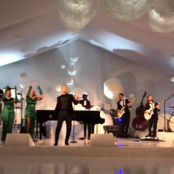 El multipremiado cantante
<b><a href="https://www.univision.com/entretenimiento/mis-ojos-aun-estan-hinchados-chrissy-teigen-esposa-de-john-legend-aun-afectada-por-la-muerte-de-un-miembro-de-la-familia-video"> John Legend</a></b> fue el encargado de amenizar el evento, aunque también hubo DJ’s que pusieron a todos a bailar.
<br>