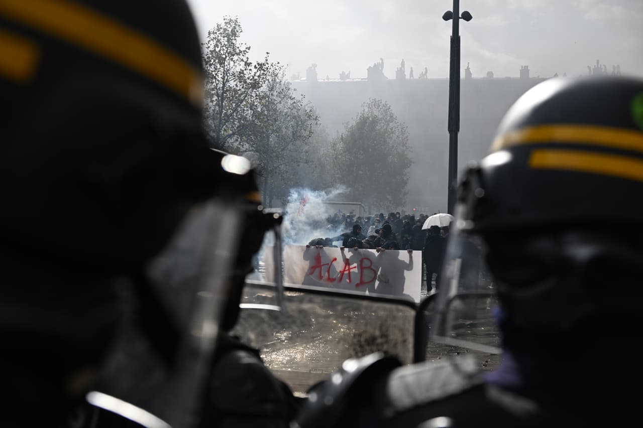 Manifestantes se enfrentan a la policía durante una protesta contra el aumento del costo de vida y en apoyo a las reivindicaciones estudiantiles en París, el sábado 17 de octubre de 2026.