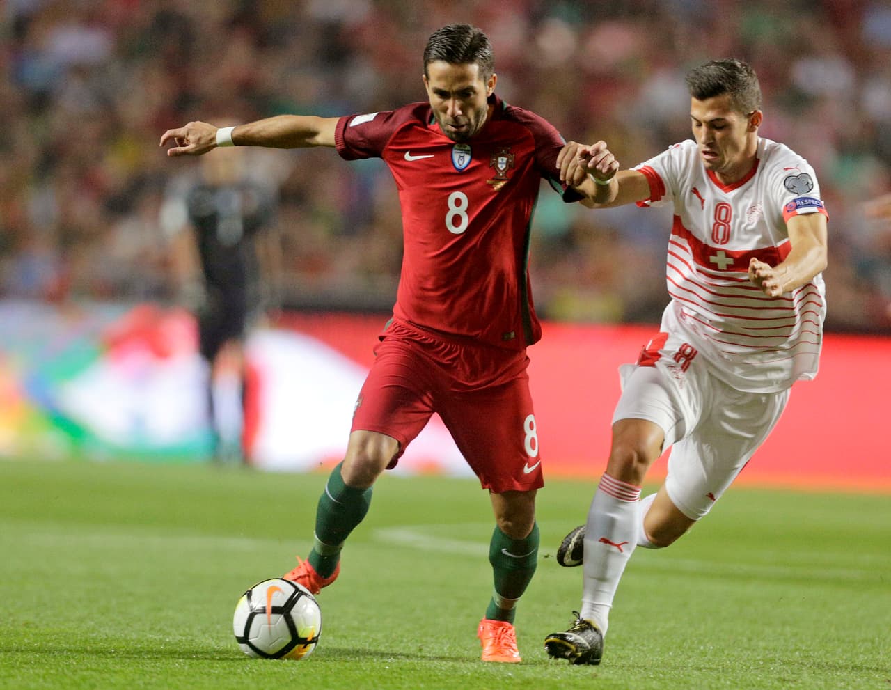 Por su parte, Joao Moutinho manejaba los hilos de Portugal desde el medio campo junto a Bernardo Silva.
