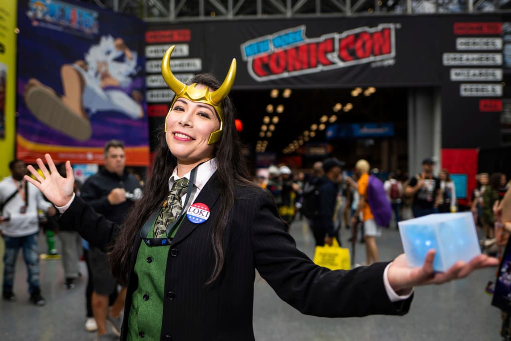 Un visitante posa con su disfraz de Loki, uno de los personajes más queridos del universo Avengers de Marvel Comics.