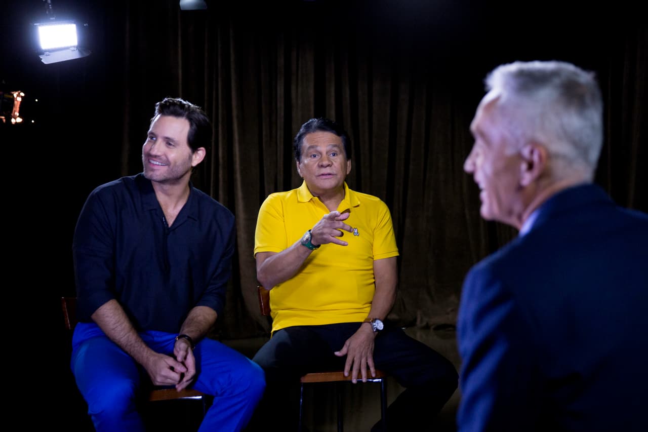 Casi listos para comenzar, Durán parece apuntar hacia las cámaras para asegurarse que estén grabando.