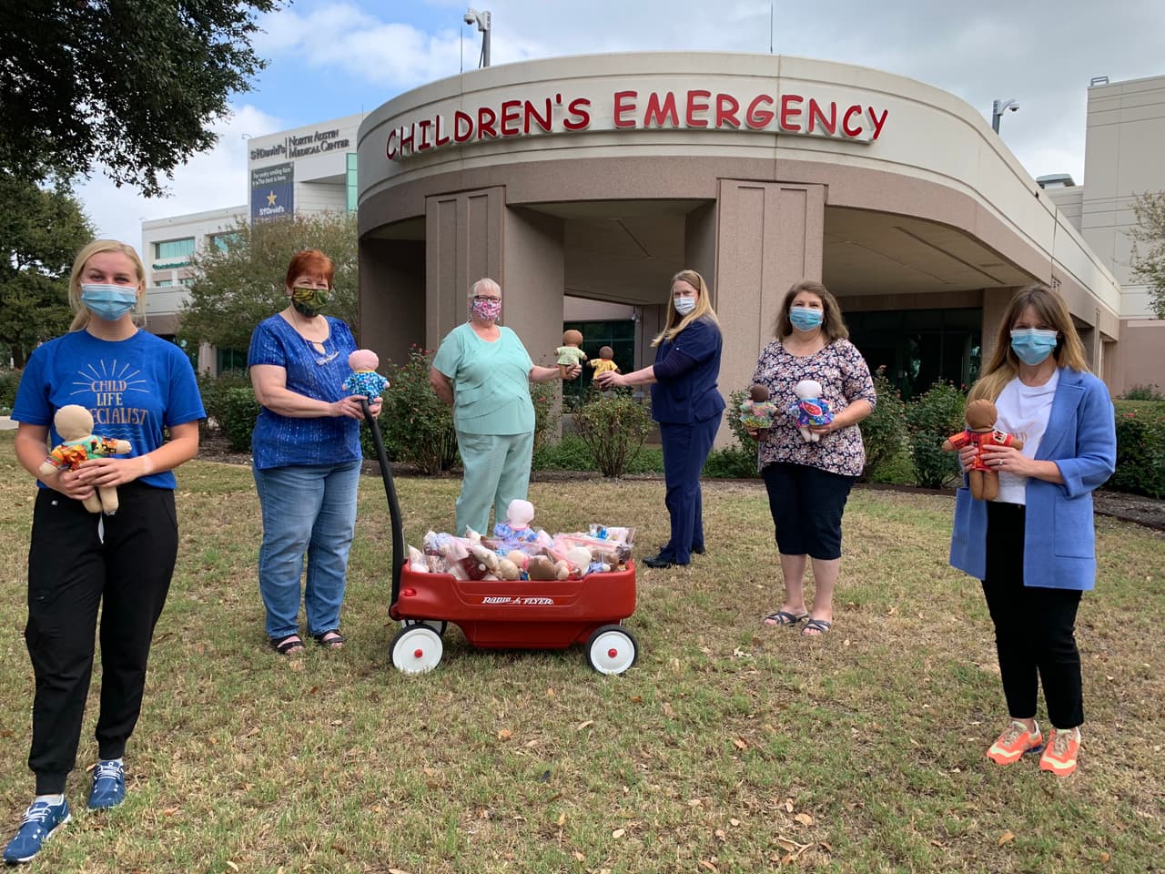 El hospital utiliza muñecas de trapo como una herramienta de aprendizaje para ayudar a los niños a comprender el tratamiento médico que recibirán.
