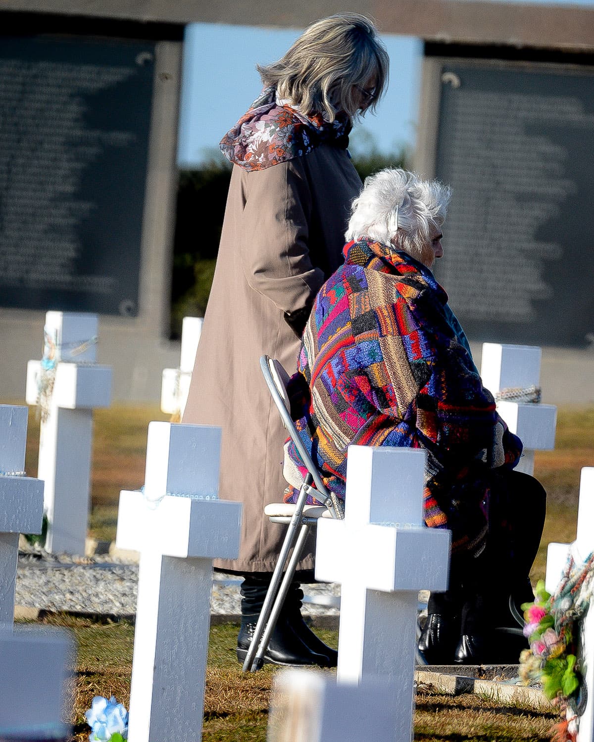 Hasta ahora las tumbas de los argentinos que no habían sido identificadas en el conflicto en las Islas Malvinas en 1982, estaban enterrados en un cementerio en el archipiélago, con una placa que decía "Soldado argentino solo conocido por Dios". A 36 años de la guerra, decenas de familias pudieron por primera vez ver el nombre de su familiar caído escrito en una lápida e identificar la sepultura en donde descansa.