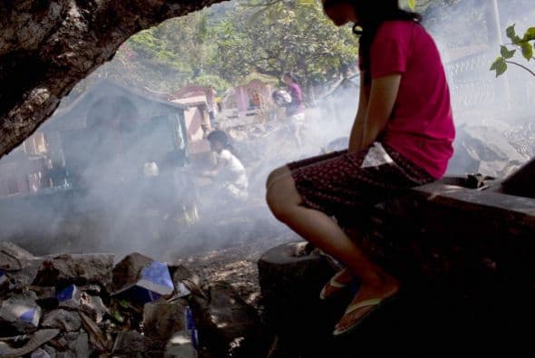 Los indonesios celebran limpiando las tumbas de sus antepasados durante Semana Santa.
