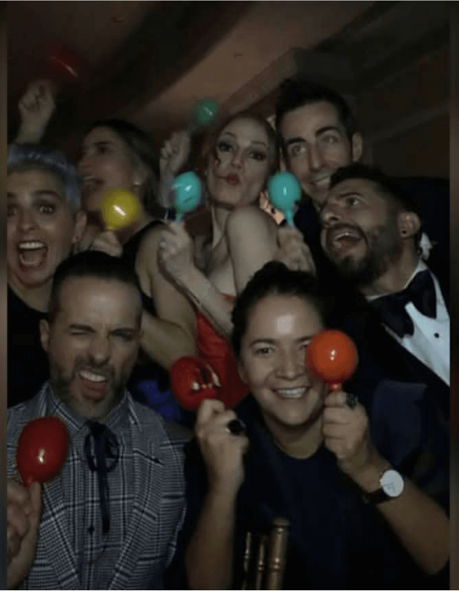 Los amigos de los ahora esposos compartieron por sus redes sociales los momentos más divertidos de la velada.