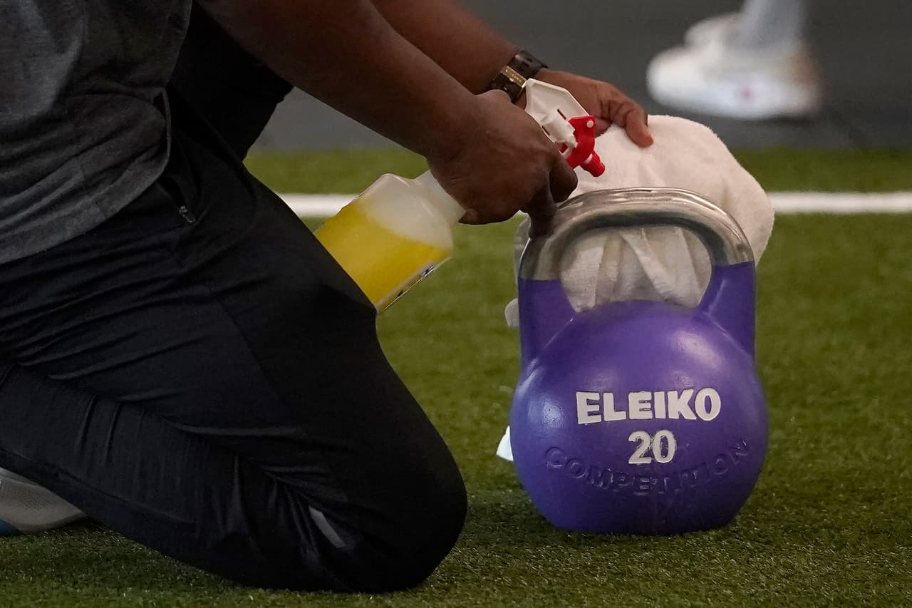 El riesgo de contagio en los gimnasios es mayor que en otros establecimientos, por eso los empleados deben asegurarse de desinfectar no solo las pesas sino todos los aparatos y espacios compartidos.