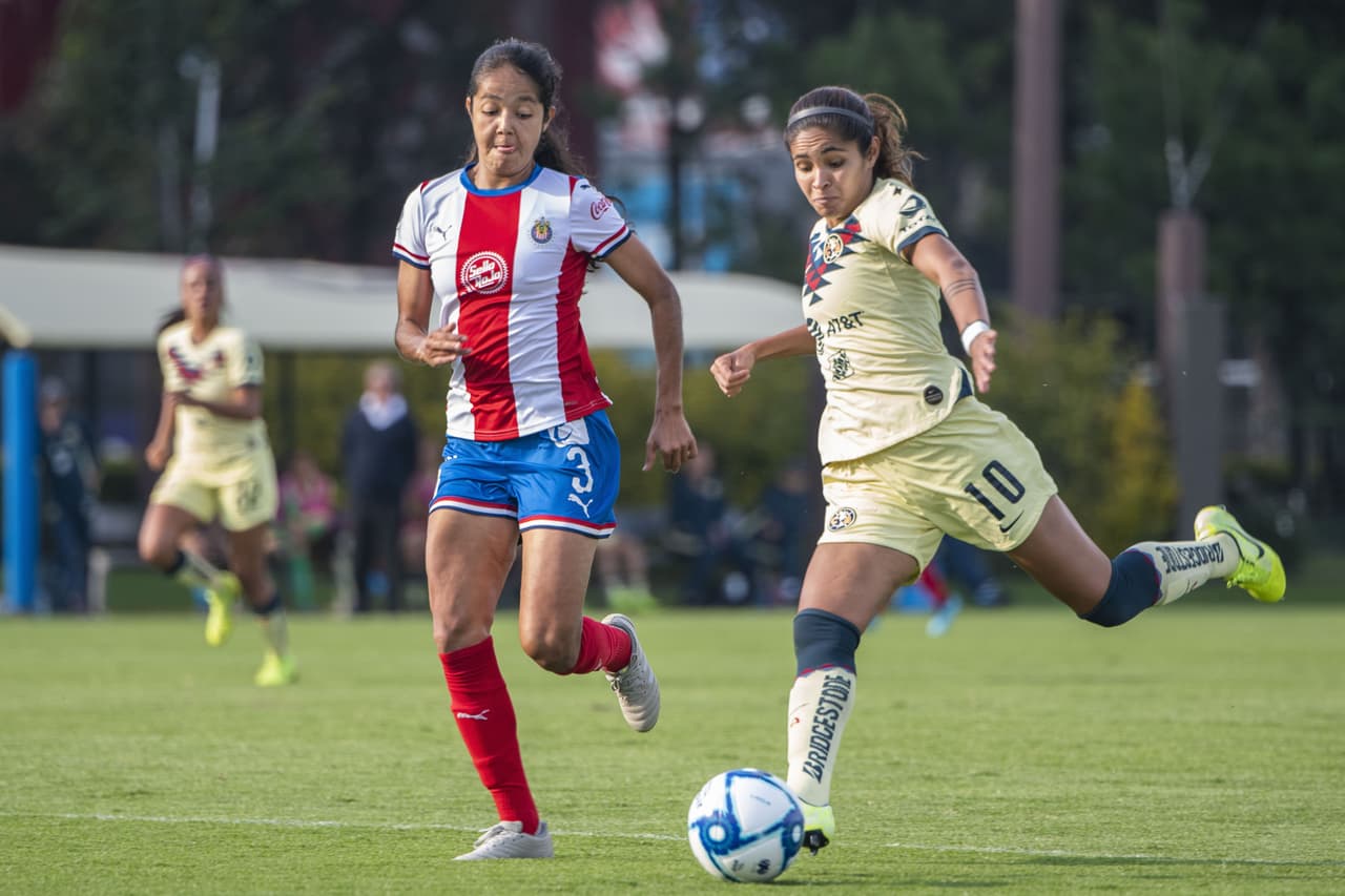 Zurdazo potente de Daniela Espinosa que se va apenas desviado de la portería rojiblanca.