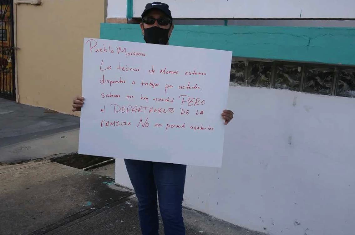 Una empleada técnica del Departamento de la Familia en Morovis protesta porque no le permiten trabajar