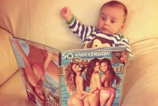 Un bebé se asombra al ver los bikinis de 'Sports Ilustrated'