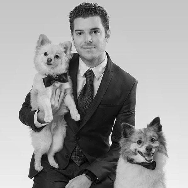 Le encantan los perros, tiene dos Pomerania: Ramiro y Sebastián.