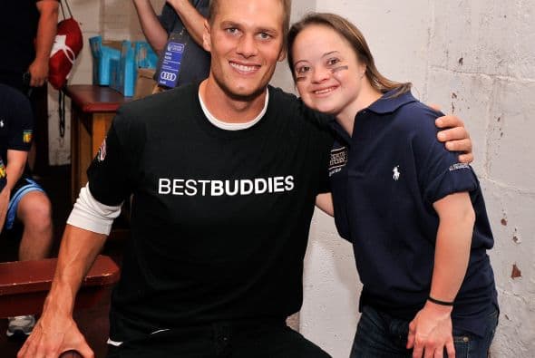 Tom Brady Mide 6 pies 4 pulgadas (1.93 m). Más videos de Chismes aquí.