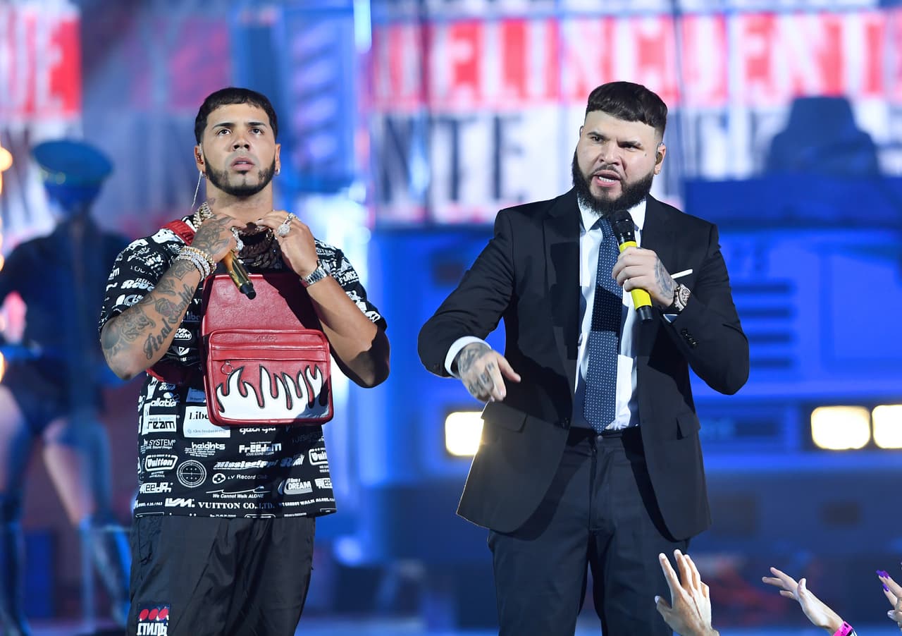 No es la primera vez que un artista en particular o el género urbano en general está siendo criticado por la opinión pública, funcionarios u otros artistas.