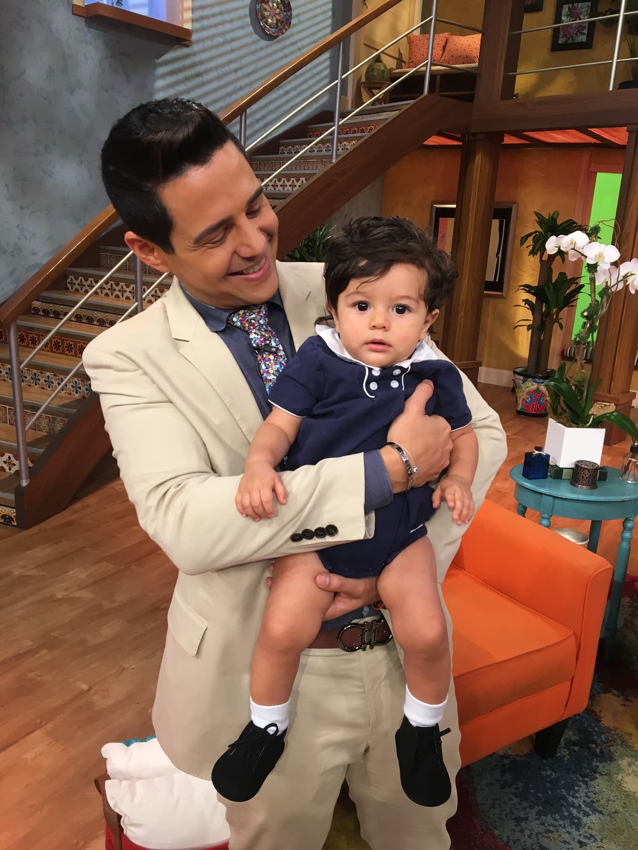 ¡Ojazos! En los brazos del tío Alejandro Chabán, Baby Joshua parece ser un bebito muy bien portado.