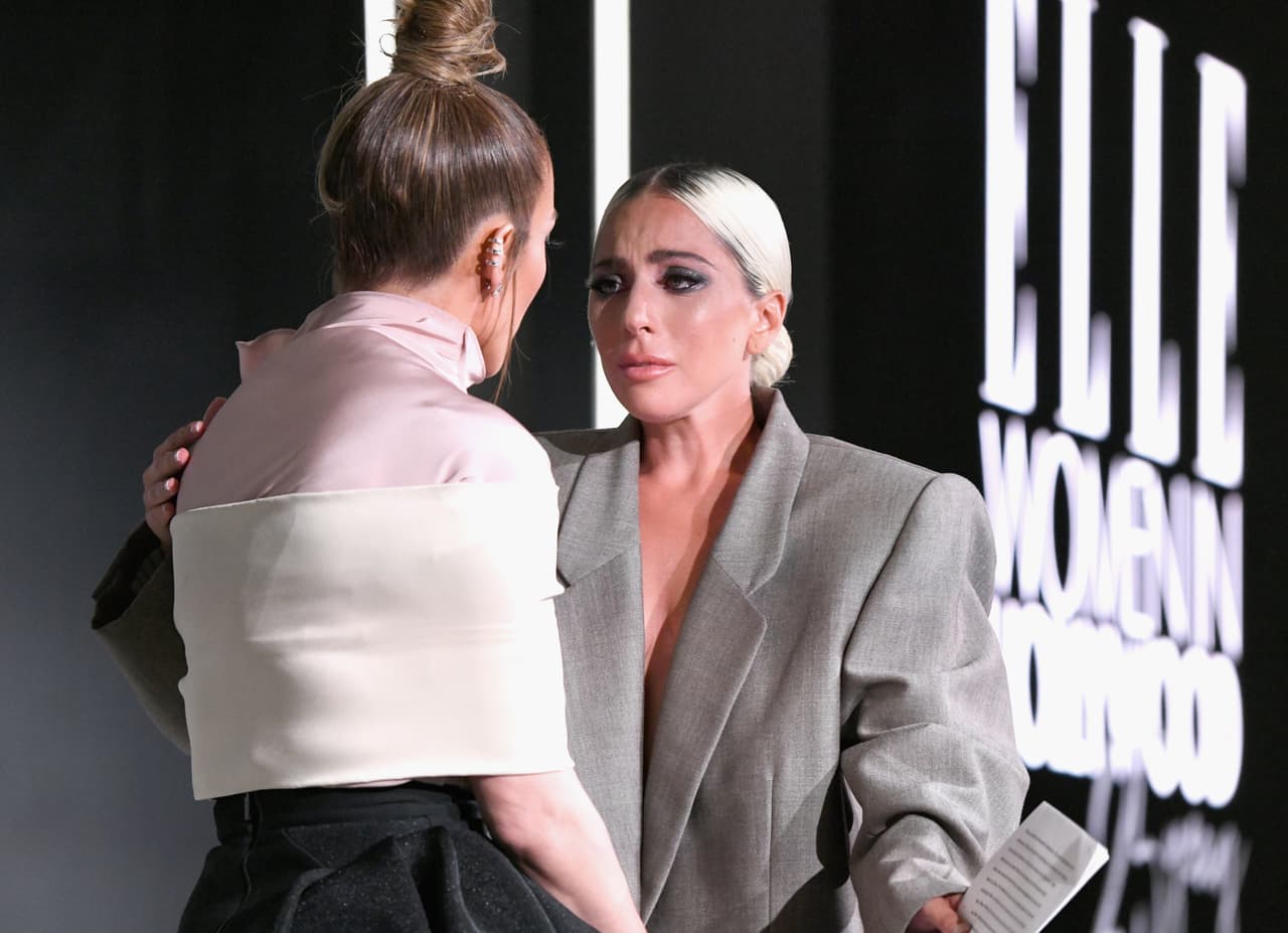 Y más tarde, presentó el reconocimiento a la mujer del año, a
<a href="https://www.univision.com/shows/despierta-america/lady-gaga-se-casa-asi-fue-como-la-cantante-anuncio-el-compromiso-con-su-representante-video"> <b>la cantante y actriz Lady Gaga</b></a>.