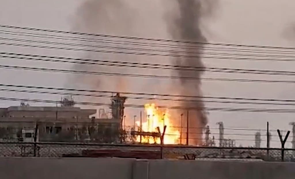 Esta imagen tomada de la Televisión de la República Islámica de Irán muestra una refinería en el campo de gas South Pars, en Irán, después de ser alcanzada por un dron israelí en Kangan, en la provincia de Bushehr, el sábado 14 de junio de 2025.