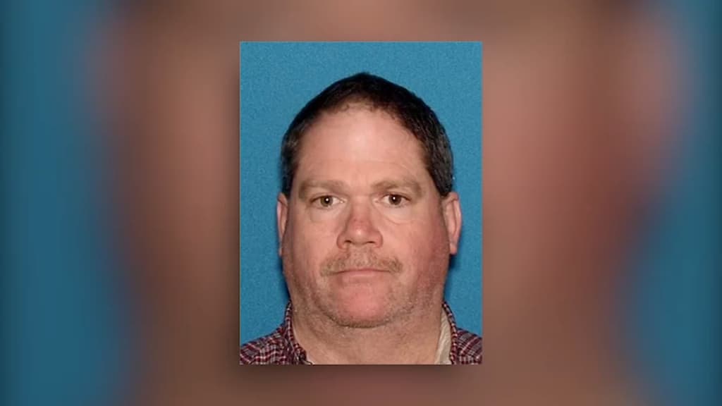 Hombre enfrenta cargos por instalar espejos en el baño de niñas de una escuela 