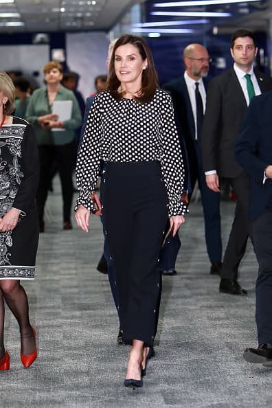Este 3 de abril, la reina Letizia desenpolvó aquella blusa de lunares blancos y el pantalón oscuro, y se presentó en la sede de una conocida agencia periodística para presidir el coloquio sobre 'Medios de comunicación y salud mental', en Madrid.