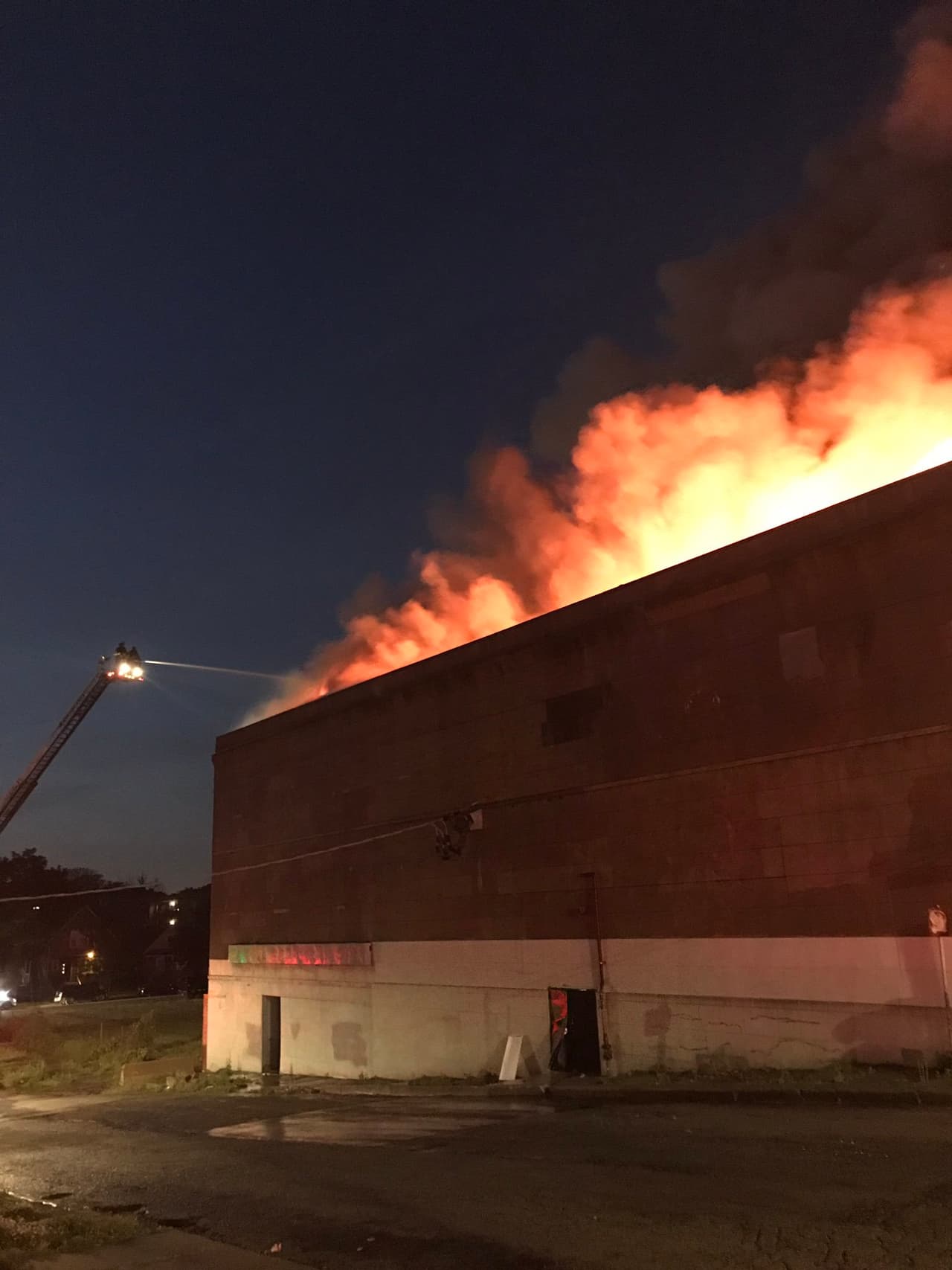 Se observa el incendio que está afectando un edificio comercial.