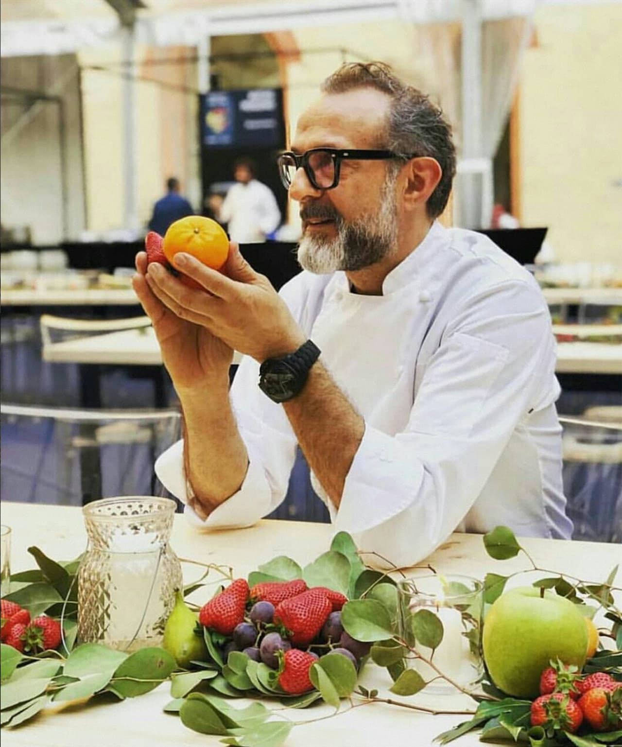 <b>Número 1: Osteria Francescana</b>. Modena, Italia. Estilo de comida: Italiana contemporánea. El discreto restaurante en la pequeña ciudad italiana de Módena ofrece una de las mejores experiencias gastronómicas del mundo al combinar la tradición con la modernidad. Manejado por el chef Massimo Bottura es además 
<a href="https://www.instagram.com/p/BpdxgetHKFN/?utm_source=ig_web_copy_link"><u>el mejor restaurante de Europa en 2018</u></a>.