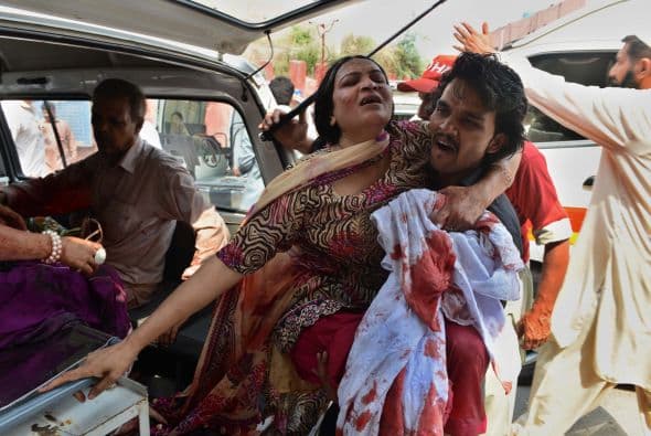 Pakistán amaneció conmocionado por la peor matanza cometida por los talibanes contra la comunidad cristiana, que costó la vida a más de ochenta personas y pone en jaque la estrategia de diálogo del Gobierno con los radicales. El último recuento ha elevado a 82 el número de fallecidos, que aún puede subir dado el estado crítico de varios de los más de 140 heridos ingresados en hospitales de la localidad noroccidental de Pesháwar, en una de cuyas iglesias se produjo la masacre. "No teníamos palabras ante el horror que teníamos delante", explicó hoy a Efe el director de la Liga Interconfesional de Pakistán (APIL), el cristiano Sayid Ishaq, quien visitó ayer junto a diversas autoridades regionales a las víctimas hospitalizadas. "No es solo un atentado contra nuestra minoría, sino también contra la humanidad de este país", dijo Ishaq, quien calificó la situación tras el ataque "como la peor sufrida hasta ahora por los cristianos paquistaníes".