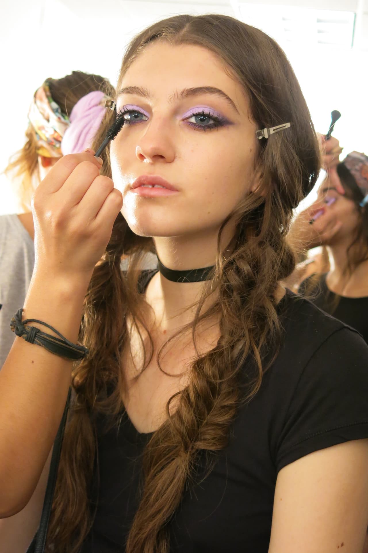 Al terminar las trenzas sacaron unos cuantos pelos de cada una de ellas para que tuvieran un toque de imperfección. Aplicaron una ligera capa de TRESemmé 
<a href="https://www.amazon.com/TRESemm%C3%A9-Expert-Selection-Hairspray-Perfectly/dp/B00PATJH0U">Perfectly (un) Done Brushable Hold Hairspay</a>.