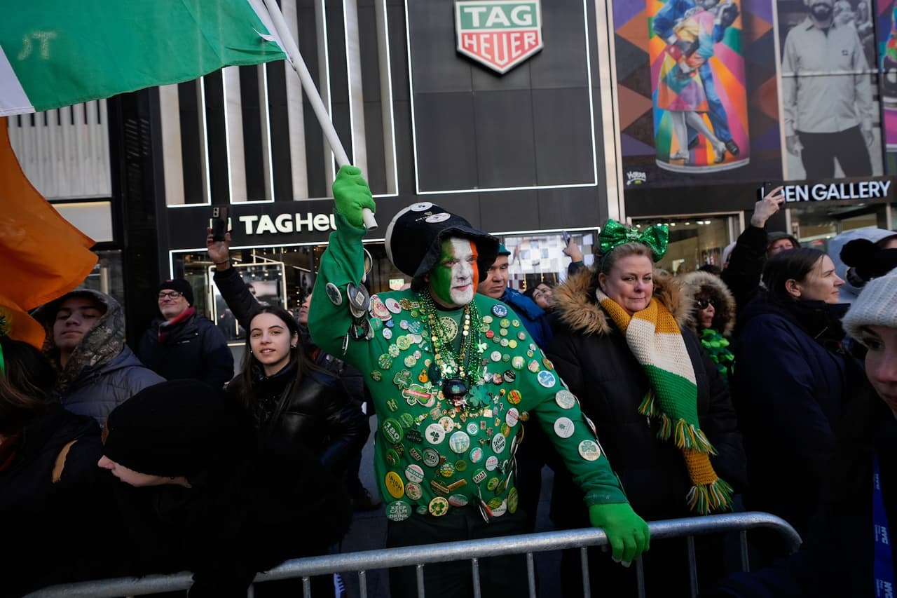 El desfile comenzó en la calle 44 y avanzó por la Quinta Avenida, recorriendo puntos emblemáticos hasta llegar a la Catedral de San Patricio.