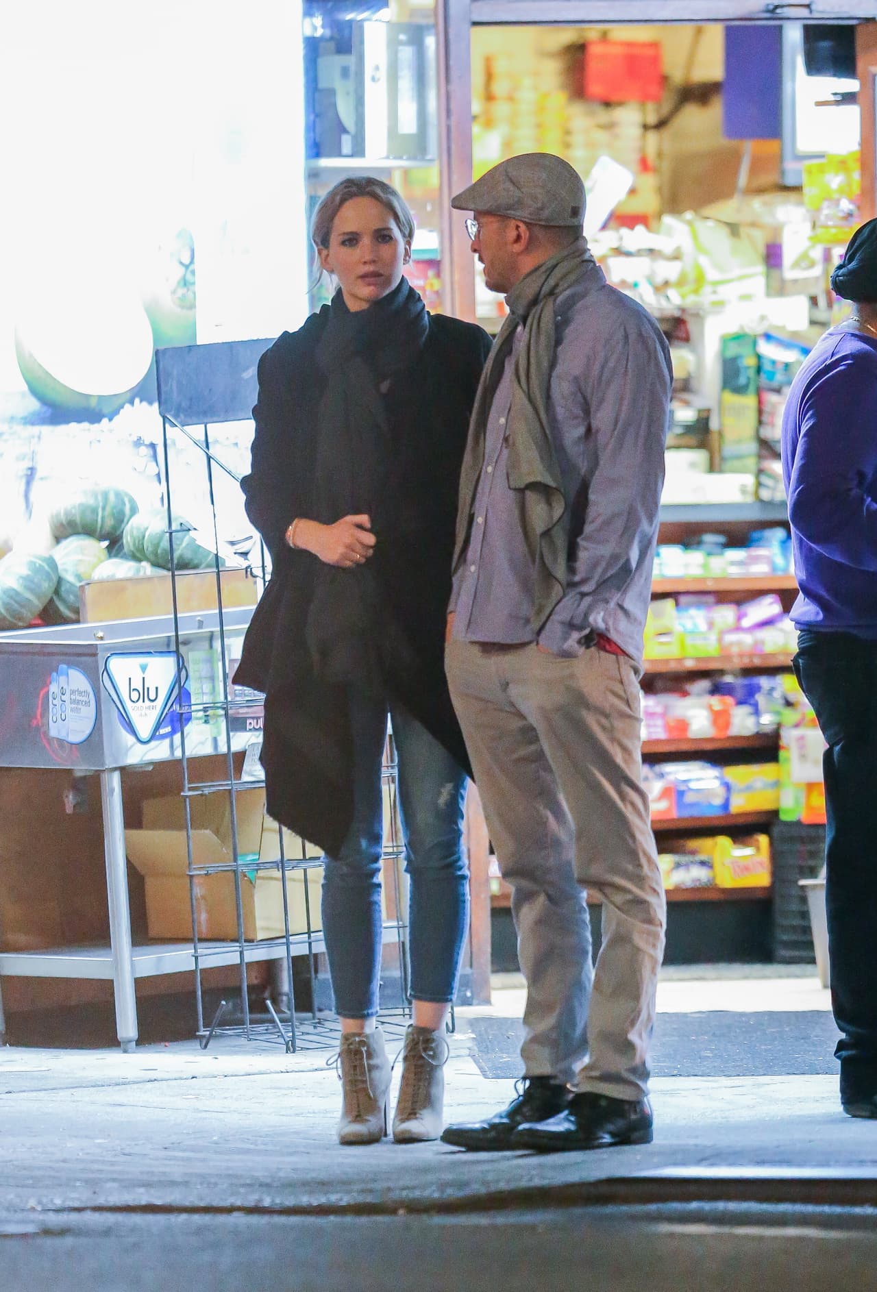 Los paparazzi captaron a la estrella de cine paseando por la Gran Manzana junto a galán.