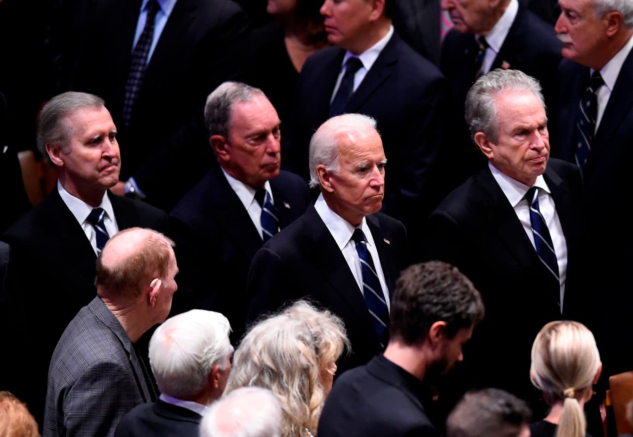 Joe Biden y el actor Warren Beatty, junto a otros invitados, visten trajes negros y las mismas corbatas azules de rayas blancas como señal de unidad y encargados de acompañar el féretro del senador.