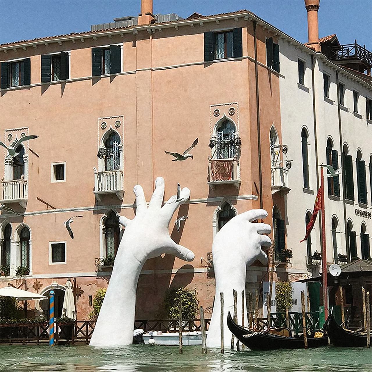 En noviembre de 2005 fue instalada una de las obras monumentales públicas más importantes del artista, ‘Crecer a través de la educación’, expuesta en Doha, Qatar.