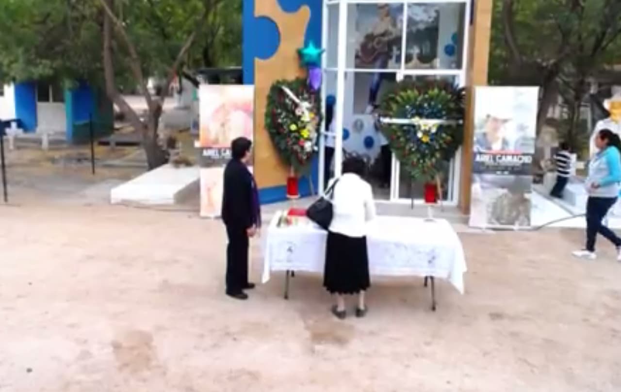 Desde muy temprano, este 25 de febrero, la gente se reunió en la tumba del músico de regional mexicano, para llevarle arreglos florales, cartas con emotivos mensajes y veladoras.