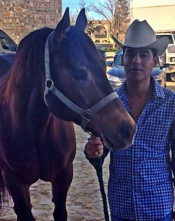 Con homenajes y emotivos discursos, el cantante fue honrado.