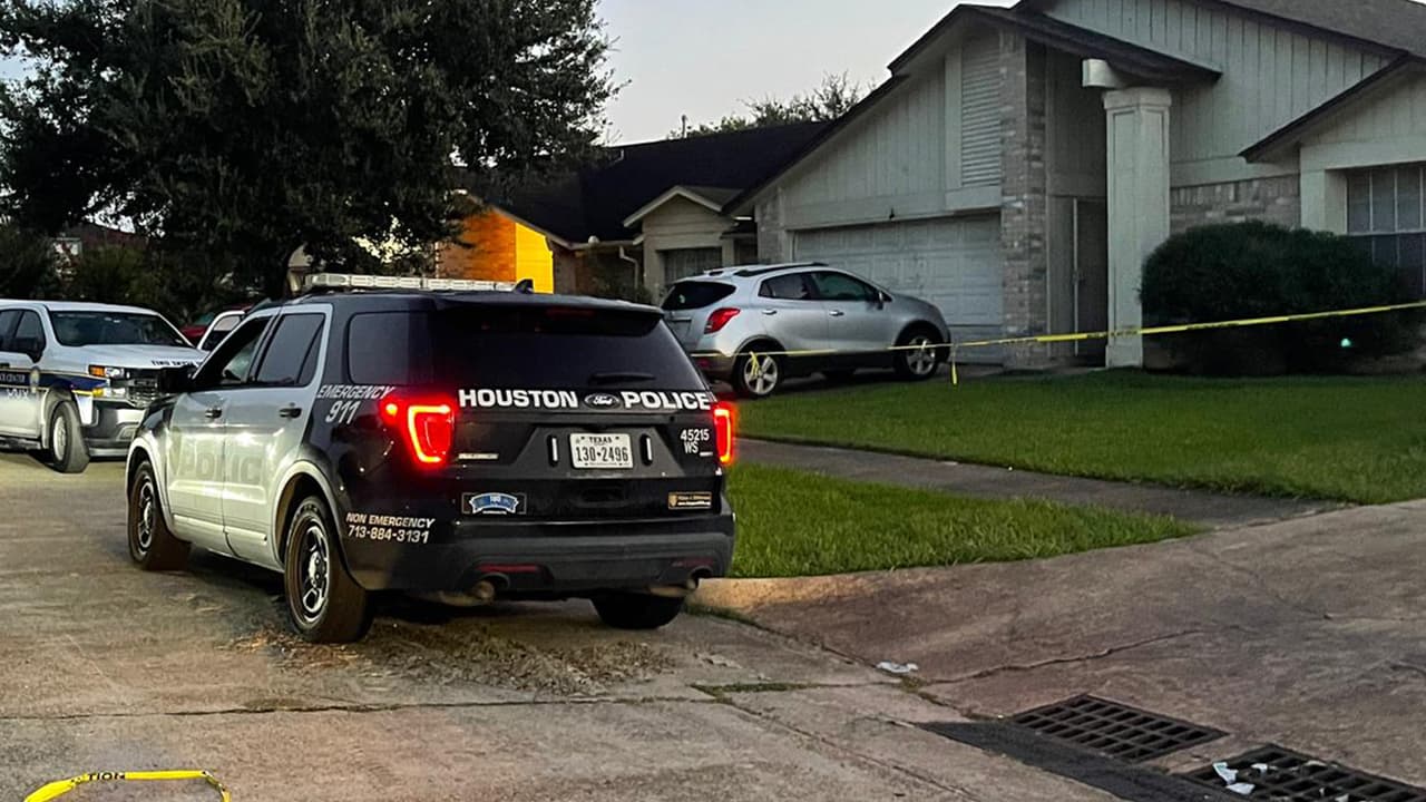 Al llegar al lugar de los hechos las autoridades encontraron a dos personas heridas, una de ellas una mujer, falleció en la escena.
<br>