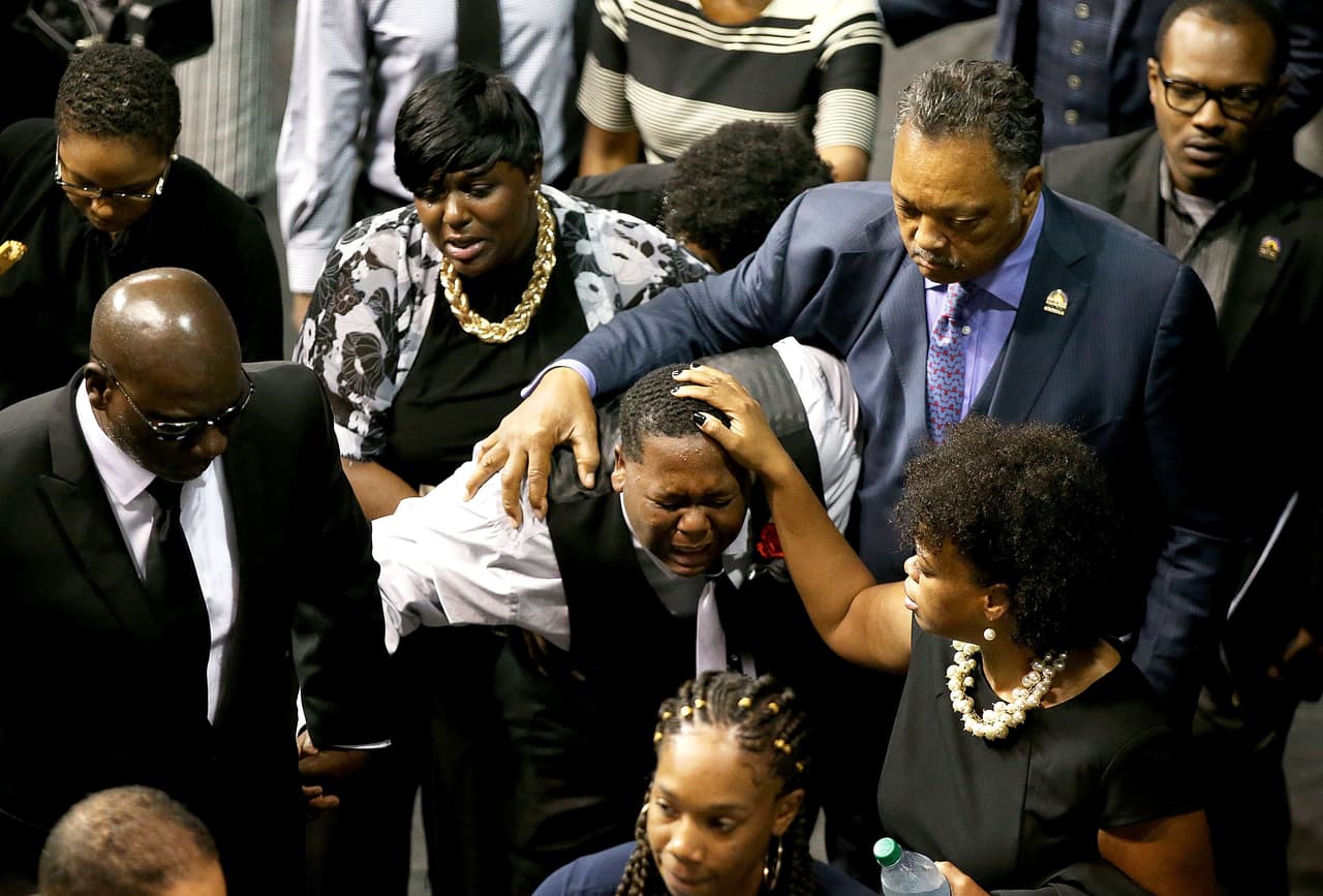 La muerte del afroestadounidense Alton Sterling en Baton Rouge hace diez días de manos de la policía provocó fuertes protestas. En la imagen, el hijo de Sterling es consolado en el funeral de su padre.